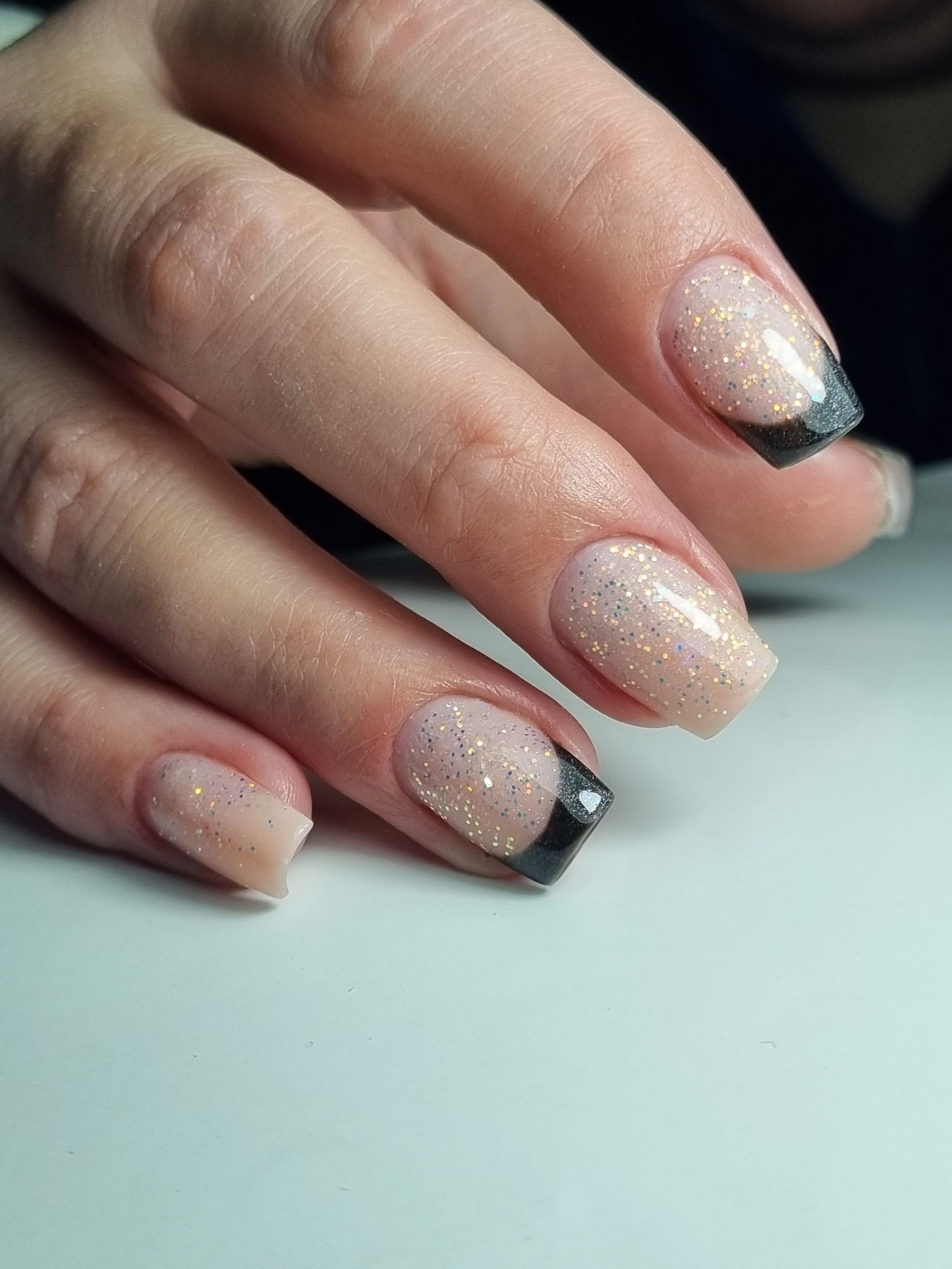 Nagels met fijne glitter en een zwarte French-rand